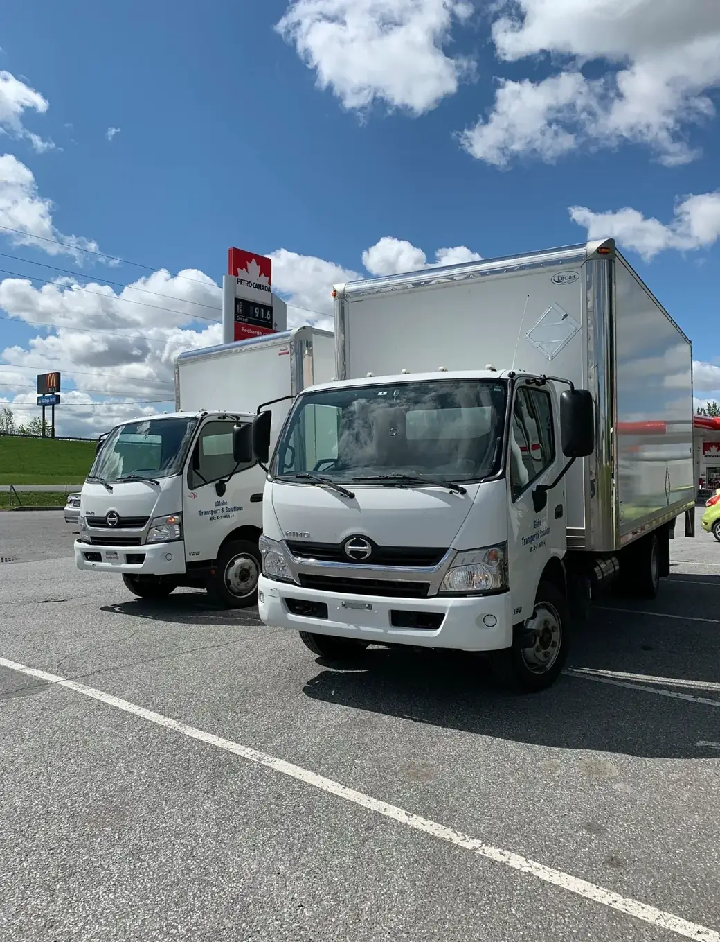 Camions de livraison iGlobe stationnés côte à côte